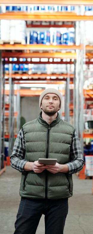 Présentation de l'entreprise avec un employé dans la réserve